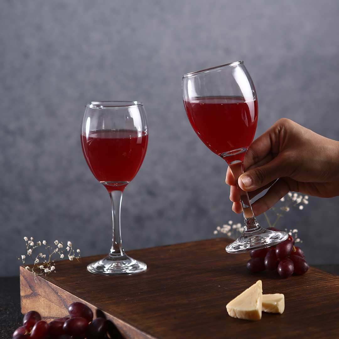 Crystal wine glass designed to enhance full-bodied wine flavors