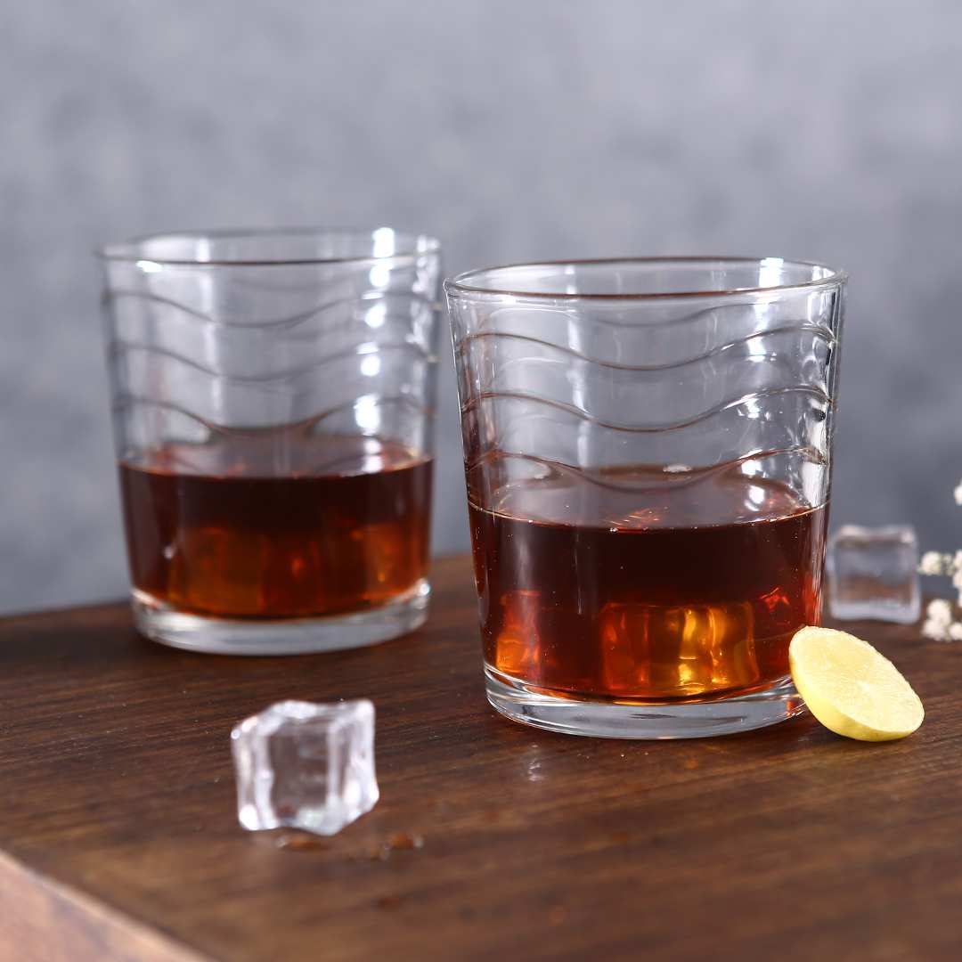 Kyma Whiskey Glass Set featuring unique wave-inspired design.