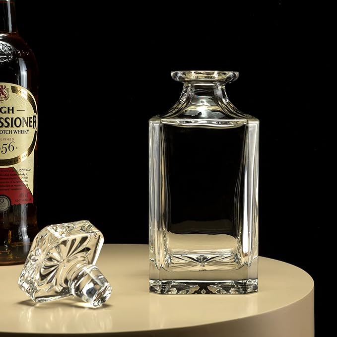 SmartServe Premium Whiskey Decanter 700ml – Lead-Free Decanter for Whisky, Scotch, Liquor, Vodka, Wine or Bourbon | Irish Cut, BPA-Free, Airtight Cap, Silicone Grip, Luxury Set of 1