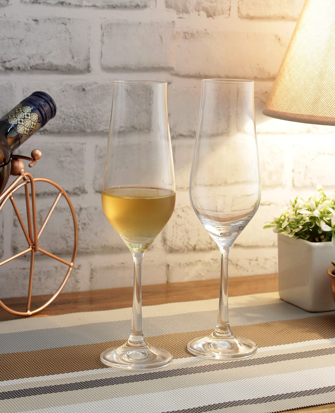 Slender, elongated champagne flute with brilliant clarity