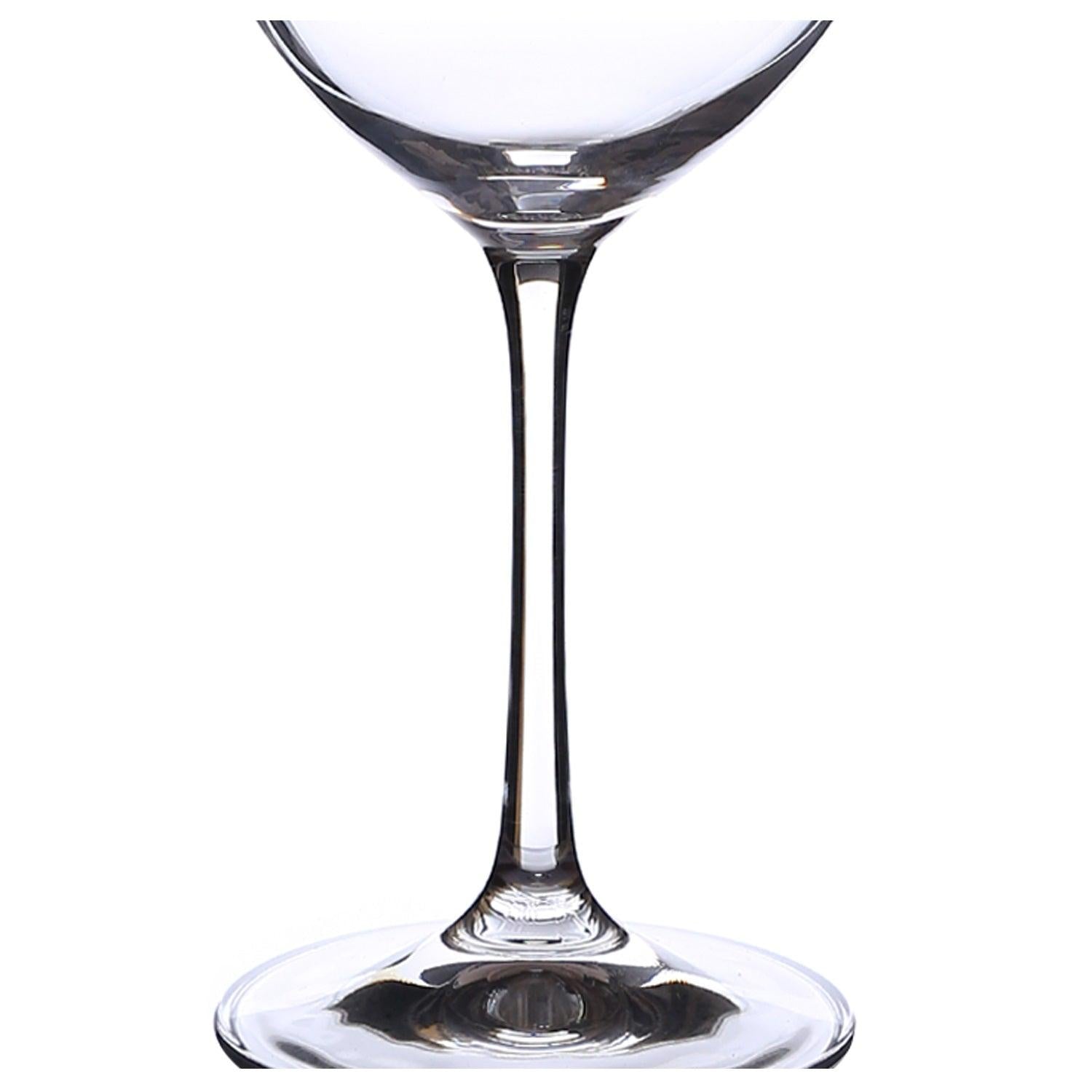 Crystal wine glass designed to enhance robust wine flavors