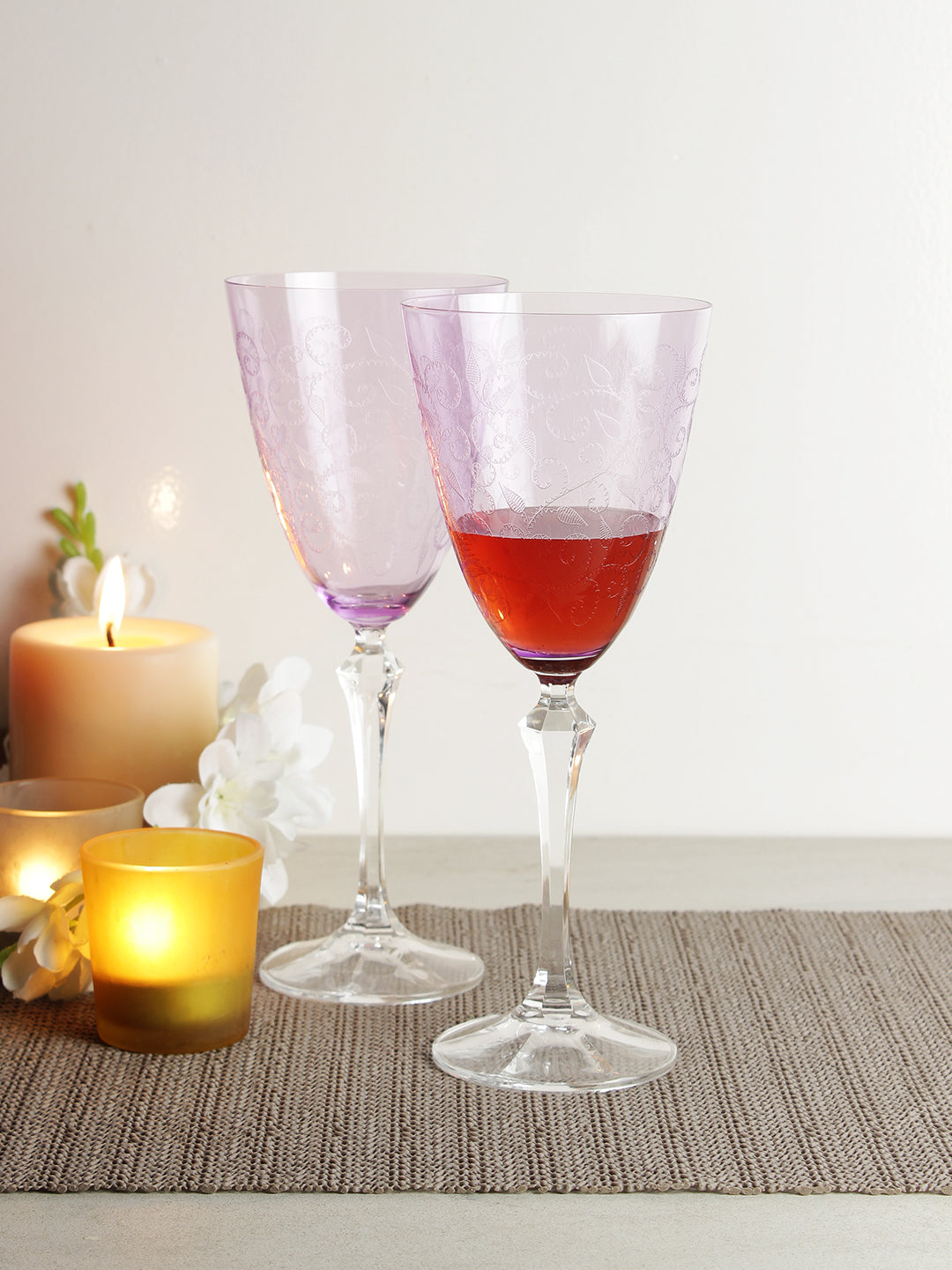 High-quality lead-free crystal red wine glass with pantograph pattern