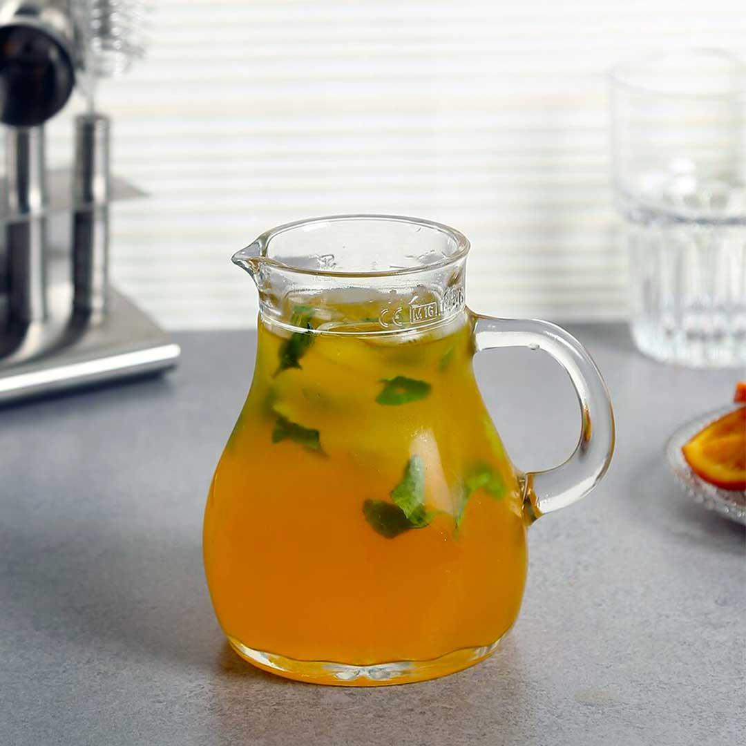 Clear 500ml glass jugs ideal for cocktails and whiskey.