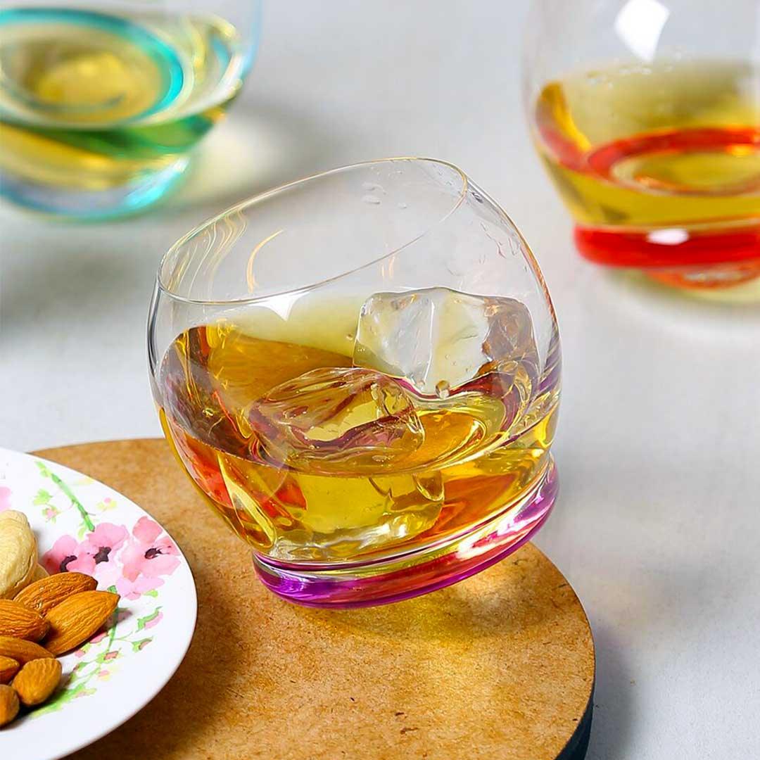 Elegant whiskey glass with rotating mechanism for enhanced aromas