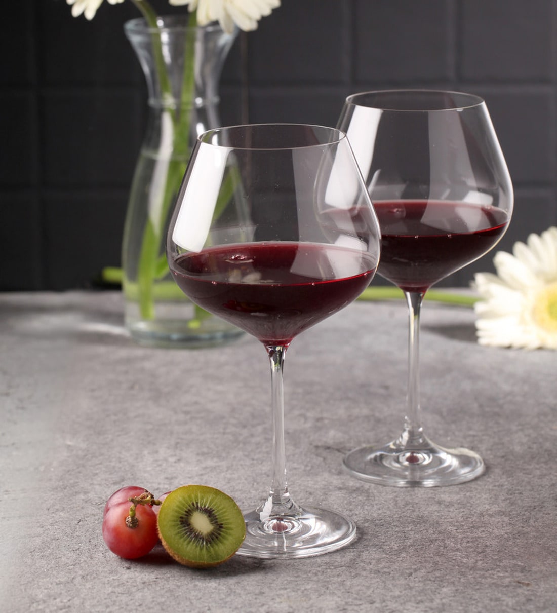 Refined crystal wine glass ideal for wine tastings