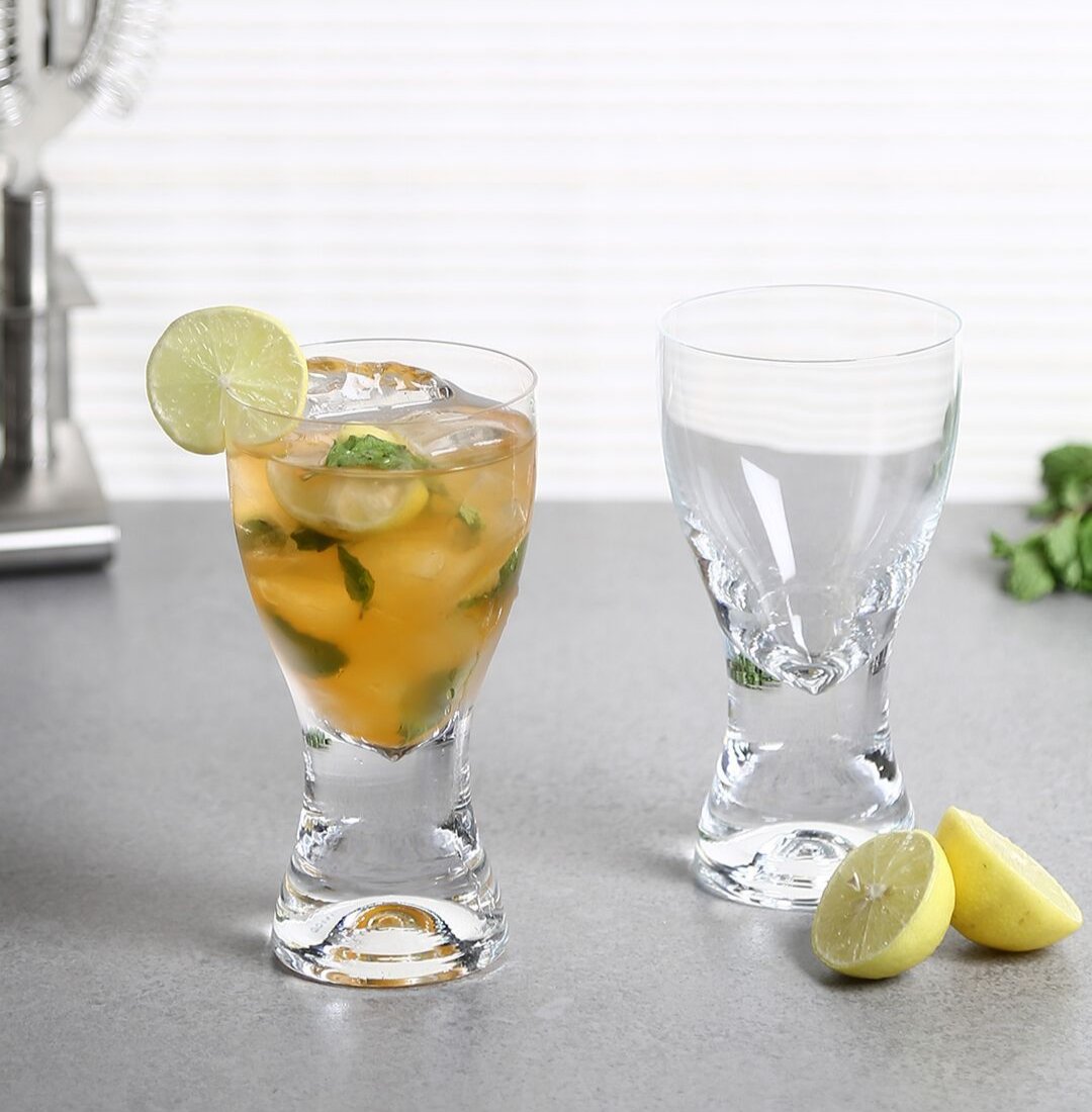 Side profile of the Samba Vibe Glass filled with refreshing juice.