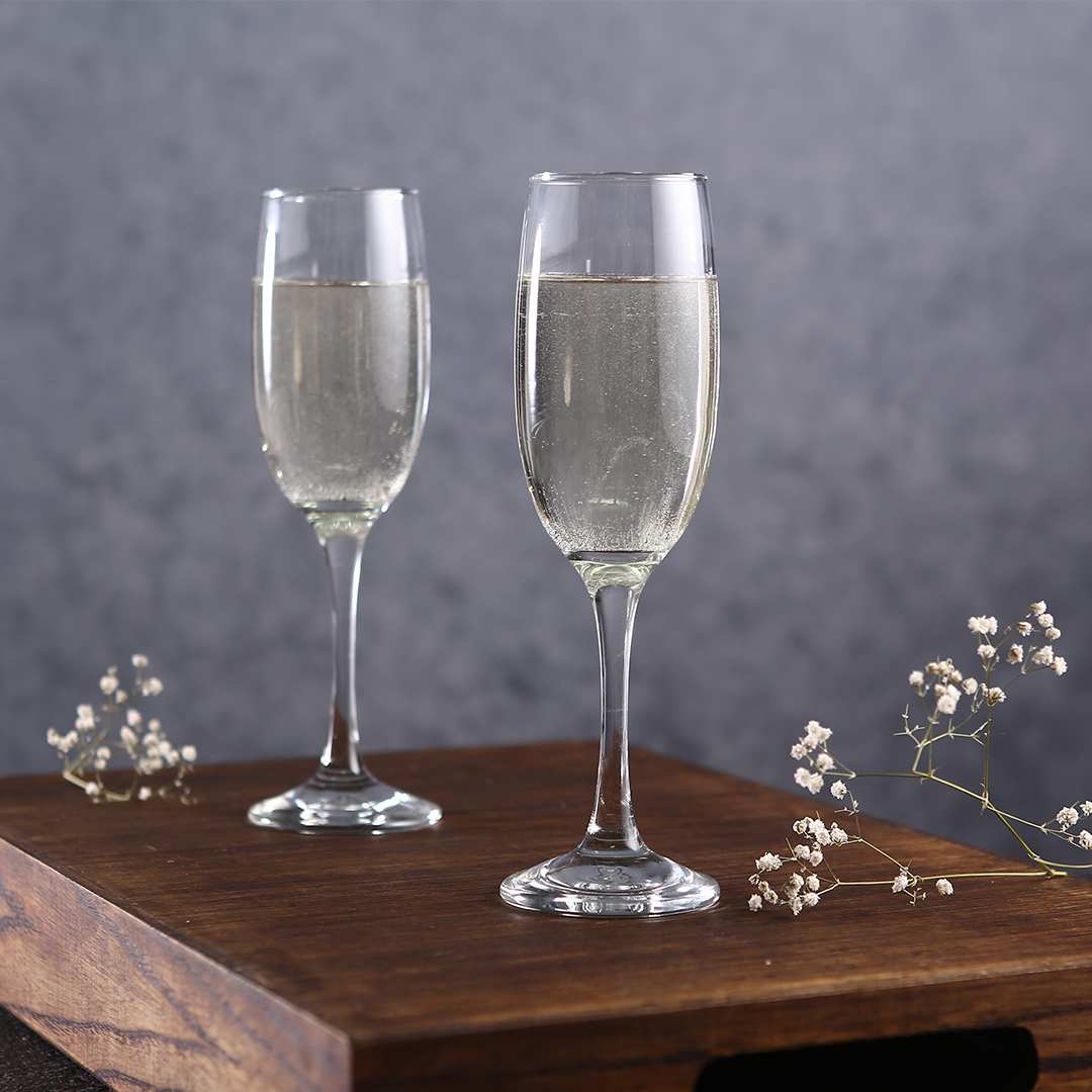 Champagne flute that enhances effervescence and flavor