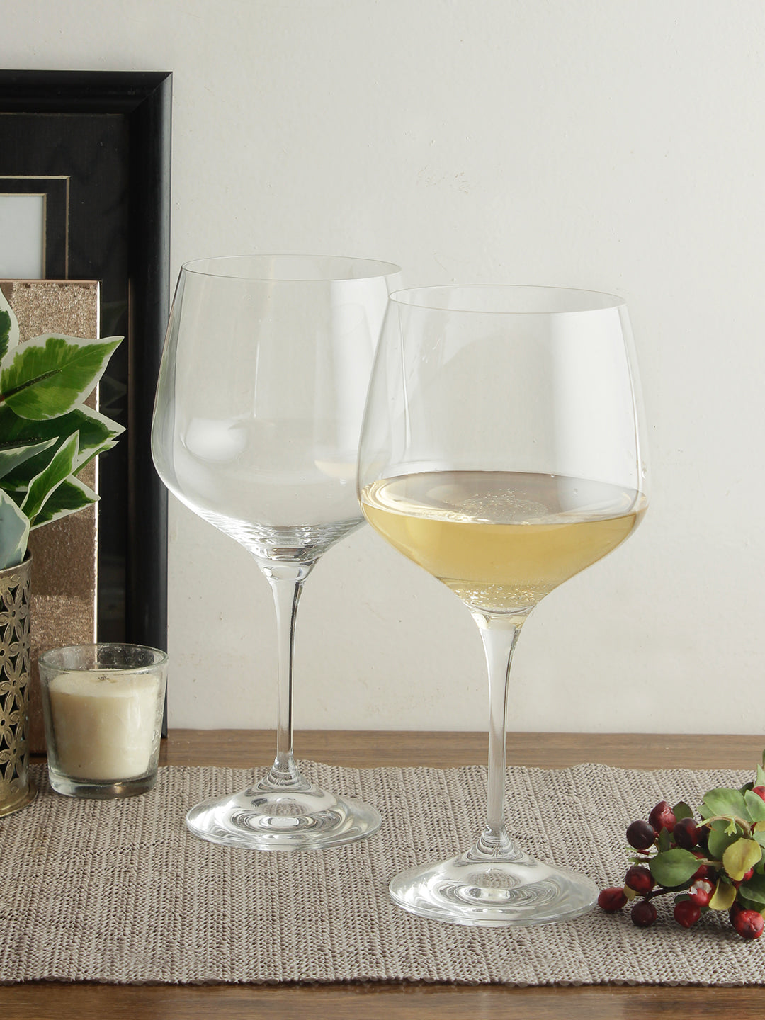 Refined crystal wine glass ideal for wine tastings