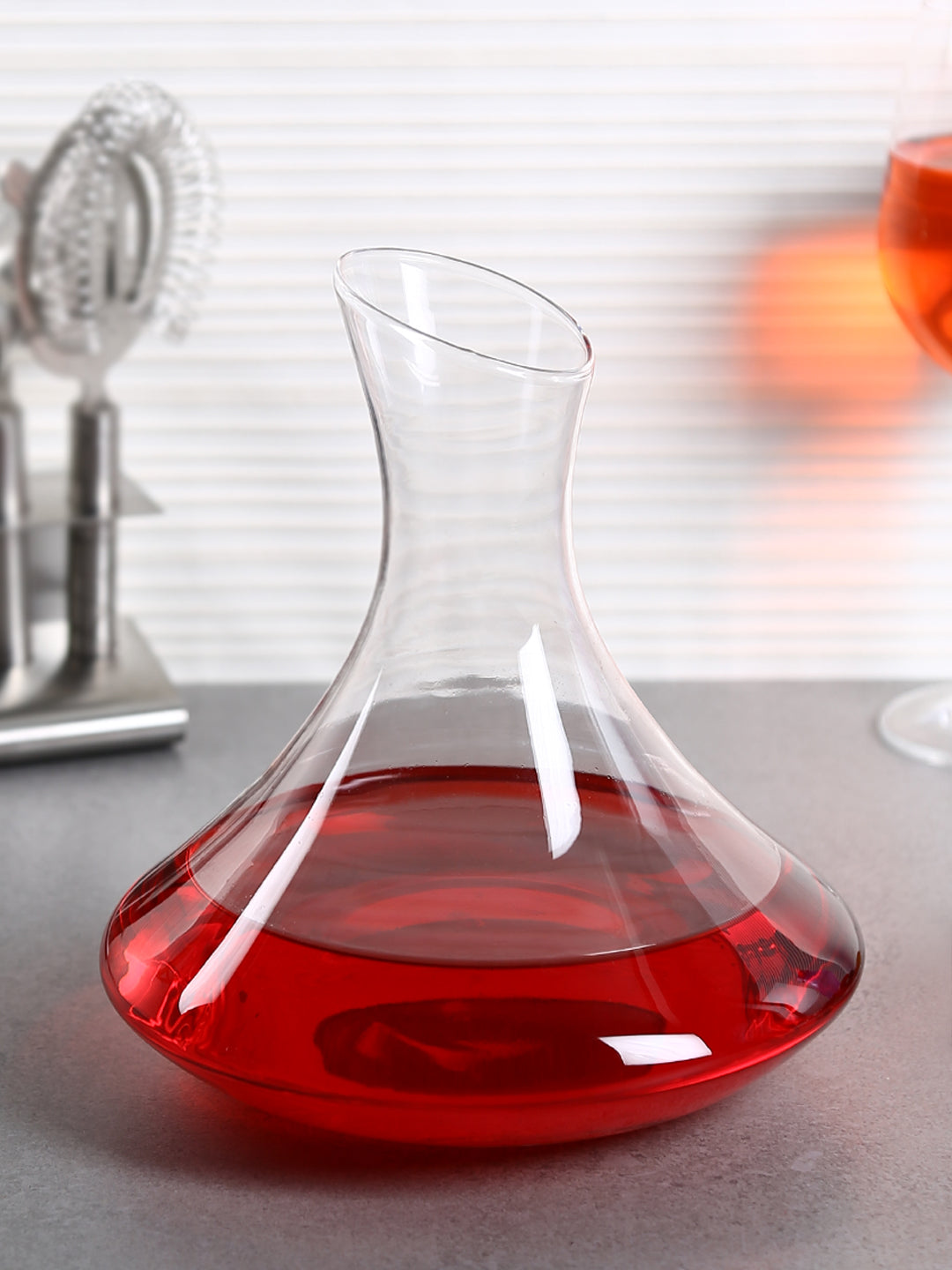 Crafted with precision and elegance, this decanter enhances wine flavors.