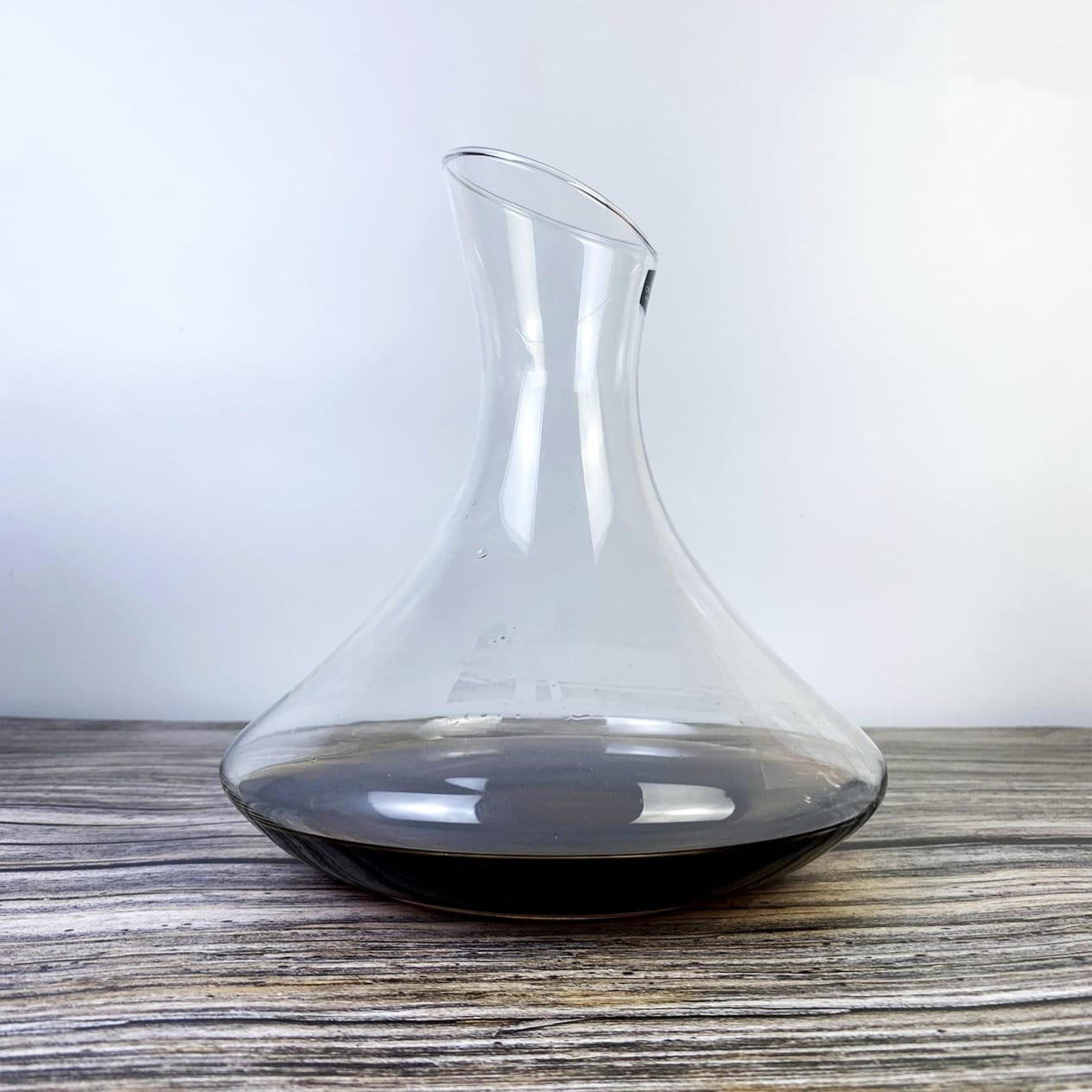 Elevate your wine experience with this 1.5 L (1500ml) decanter.